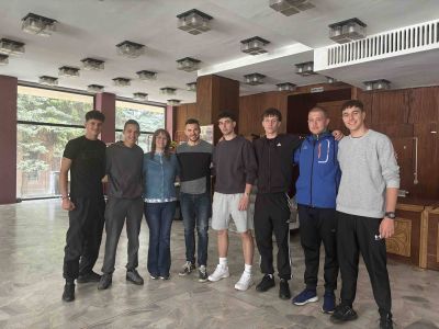 "Спасителят" срещна младежите от Разложките гимназии на сцената на читалището! 5